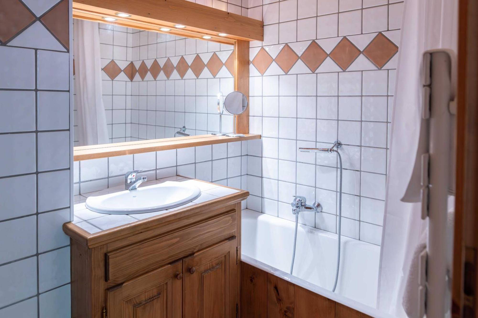 Warm 2-Bedroom Apartment Near The Tourist Office Межев Экстерьер фото